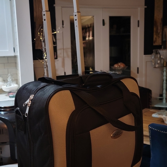 BETTA RUSSO rolling carry-on. - Picture 3 of 6